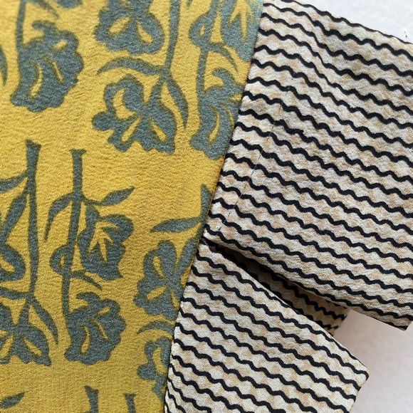 Exquisite silk blouse with ruffle cap sleeves - Picture 5 of 7